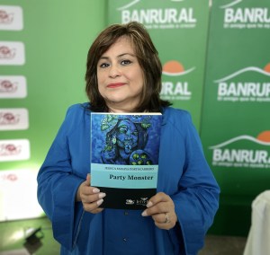 La autora Jessica Masaya participó en la Bienal Terrena 2022 - 2023 siendo una de las finalistas. Foto La Hora: José Orozco.