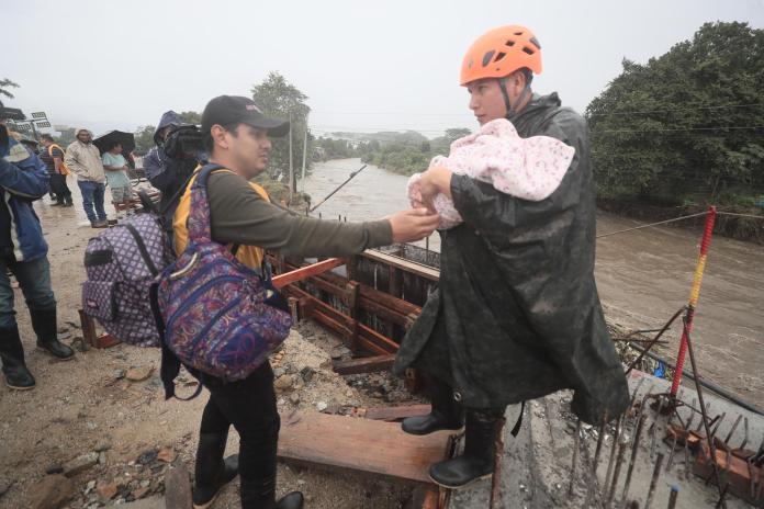 AME7885. SAN PEDRO SULA (HONDURAS), 16/11/2024.- Militares y cuerpos de socorro de Honduras ayudan a evacuar habitantes por la crecidas de ríos y quebradas por el paso de la tormenta Sara, en el sector de la aldea Tikamaya, en la ciudad de San Pedro Sula (Honduras). Al menos una persona muerta, más de 40.000 afectadas y 143 comunidades incomunicadas ha dejado la tormenta tropical Sara, que desde el jueves azota con mayor incidencia toda la región caribeña de Honduras, informaron este sábado las autoridades de protección. EFE/ Gustavo Amador