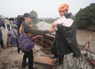 AME7885. SAN PEDRO SULA (HONDURAS), 16/11/2024.- Militares y cuerpos de socorro de Honduras ayudan a evacuar habitantes por la crecidas de ríos y quebradas por el paso de la tormenta Sara, en el sector de la aldea Tikamaya, en la ciudad de San Pedro Sula (Honduras). Al menos una persona muerta, más de 40.000 afectadas y 143 comunidades incomunicadas ha dejado la tormenta tropical Sara, que desde el jueves azota con mayor incidencia toda la región caribeña de Honduras, informaron este sábado las autoridades de protección. EFE/ Gustavo Amador