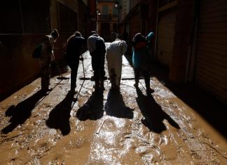 Voluntarios limpian este domingo el barro de una calle de la localidad española de Paiporta. Foto: La Hora - EFE/ Jorge Zapata.