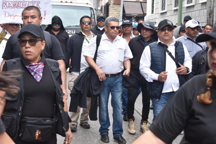 Miembros del STEG junto a Joviel Acevedo durante una manifestación