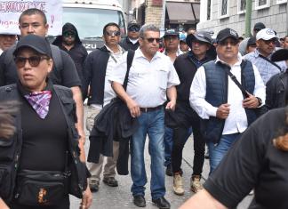 Miembros del STEG junto a Joviel Acevedo durante una manifestación