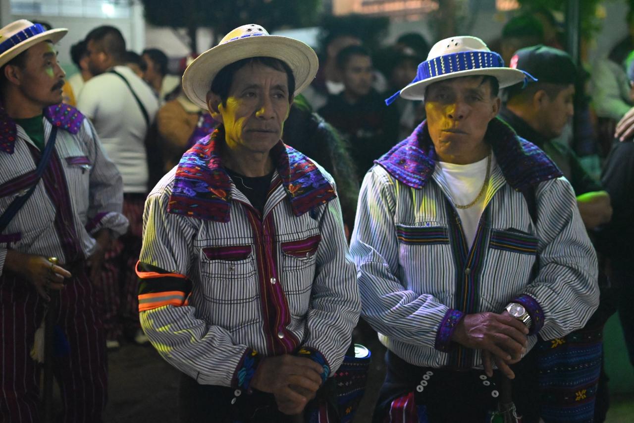 Los pobladores toman bebidas alcohólicas para embriagarse y montar el caballo. Foto La Hora: Fabricio Alonzo.