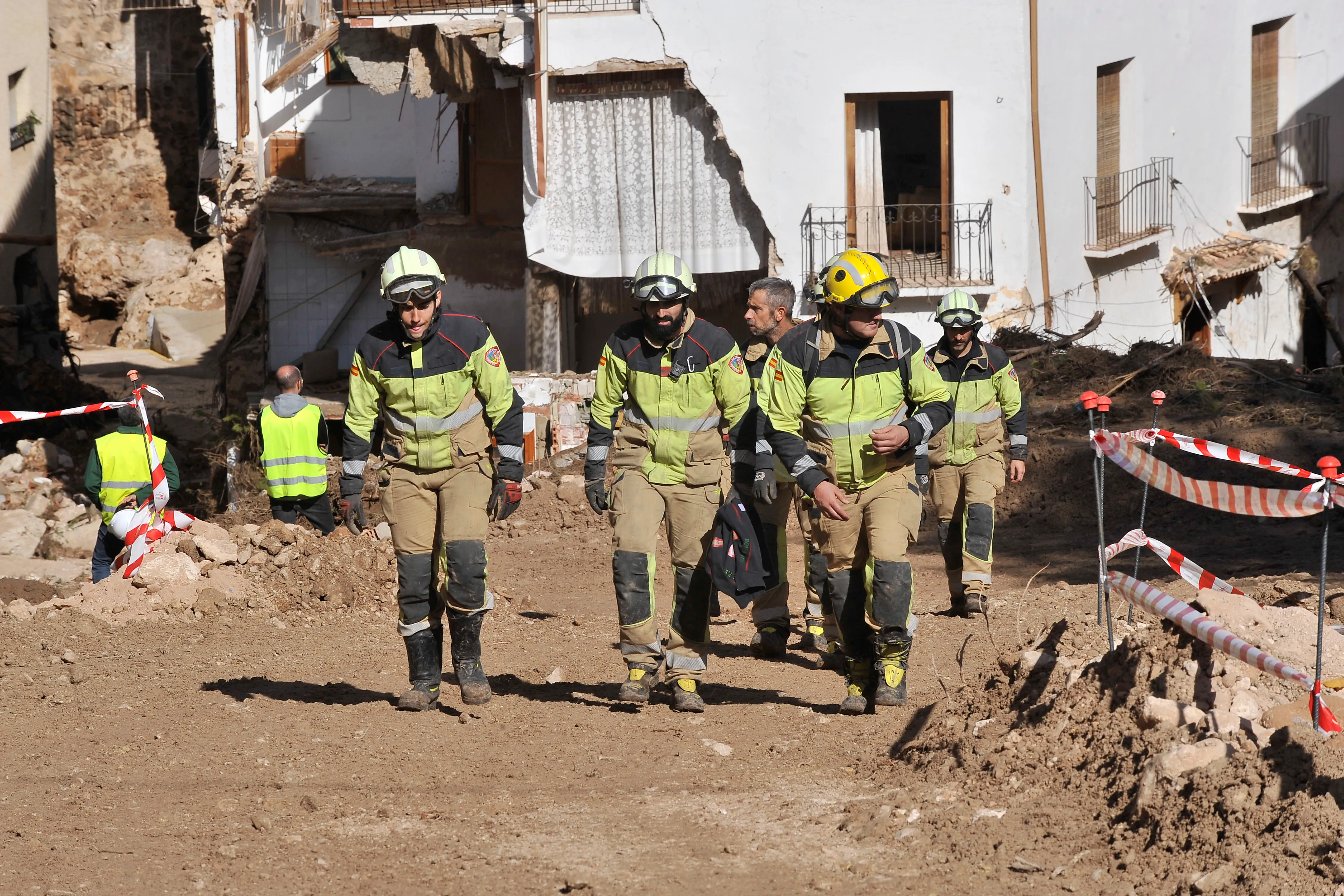 En Letur aún trabajan 168 expertos con dos objetivos, encontrar a los cinco desaparecidos y lograr que la maquinaria pesada acceda a la zona cero. Foto La Hora: EFE