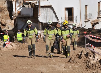 En Letur aún trabajan 168 expertos con dos objetivos, encontrar a los cinco desaparecidos y lograr que la maquinaria pesada acceda a la zona cero. Foto La Hora: EFE