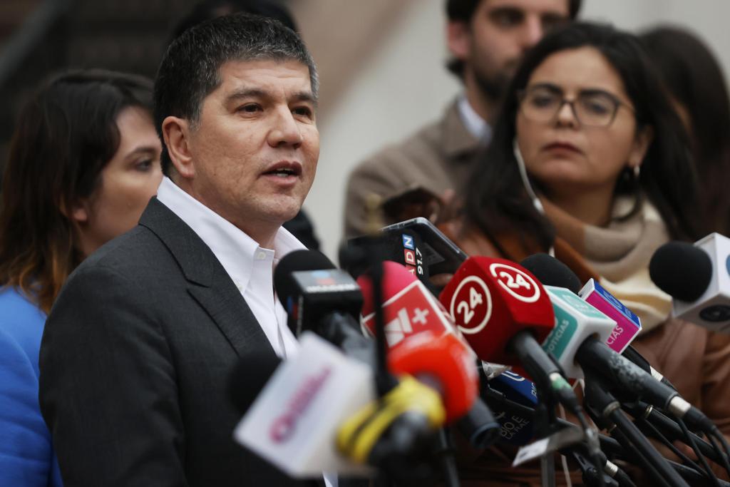 Detienen a ex subdirector de Chile