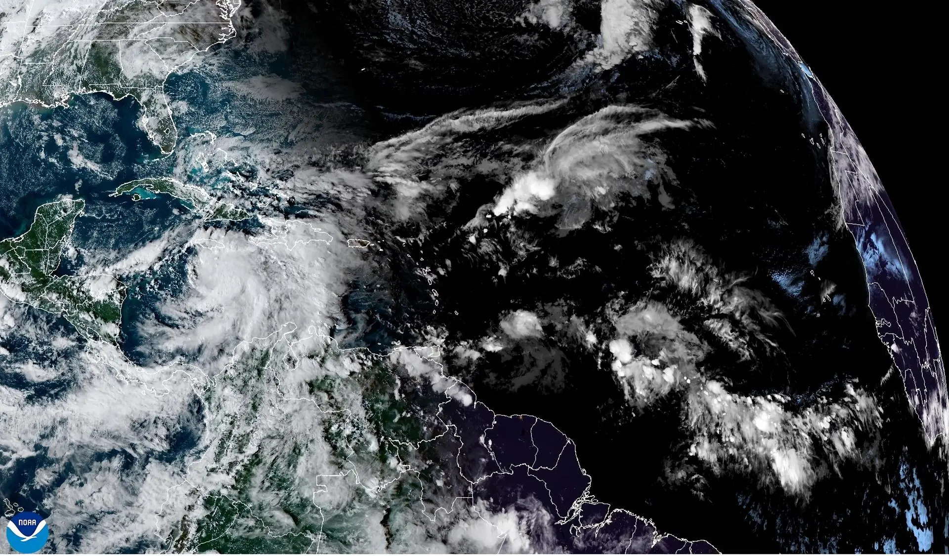 Tormenta tropical Rafael se intensifica a huracán categoría 1 que ocasionara marejada ciclónica