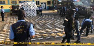 Agentes de la Dirección Policial Antimaras y Pandillas contra el Crimen Organizado (DIPAMCO), muestran un cargamento de droga decomisado este miércoles en Cofradía, departamento de Cortés al norte de Honduras. Foto La Hora: EFE