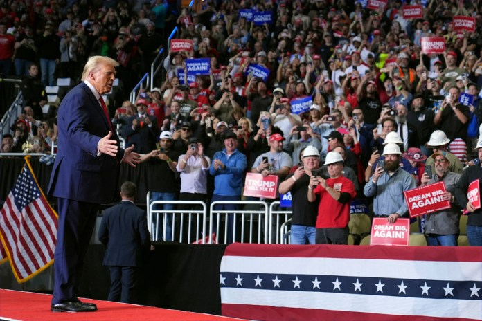 El expresidente y candidato republicano, Donald Trump, llega a un acto de campaña en el PPG Paints Arena, el lunes 4 de noviembre de 2024, en Pittsburgh, Pensilvania. (AP Foto/Evan Vucci)