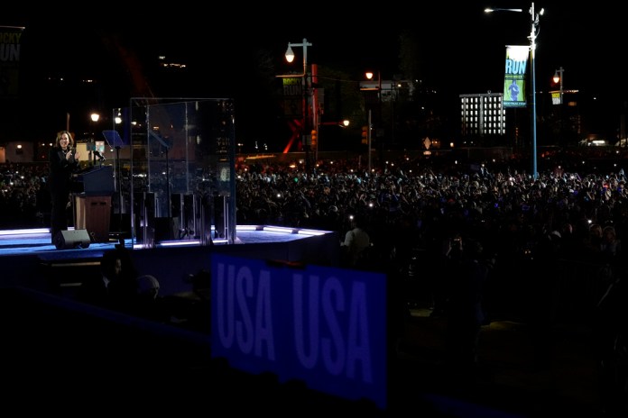 La candidata presidencial demócrata a la vicepresidenta Kamala Harris habla durante un mitin de campaña frente al Museo de Arte de Filadelfia, el lunes 4 de noviembre de 2024, en Filadelfia. (Foto AP/Jacquelyn Martin)