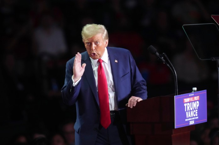 El candidato presidencial republicano y expresidente Donald Trump habla en un mitin de campaña en el Van Andel Arena, el martes 5 de noviembre de 2024, en Grand Rapids, Michigan. (Foto AP/Paul Sancya)