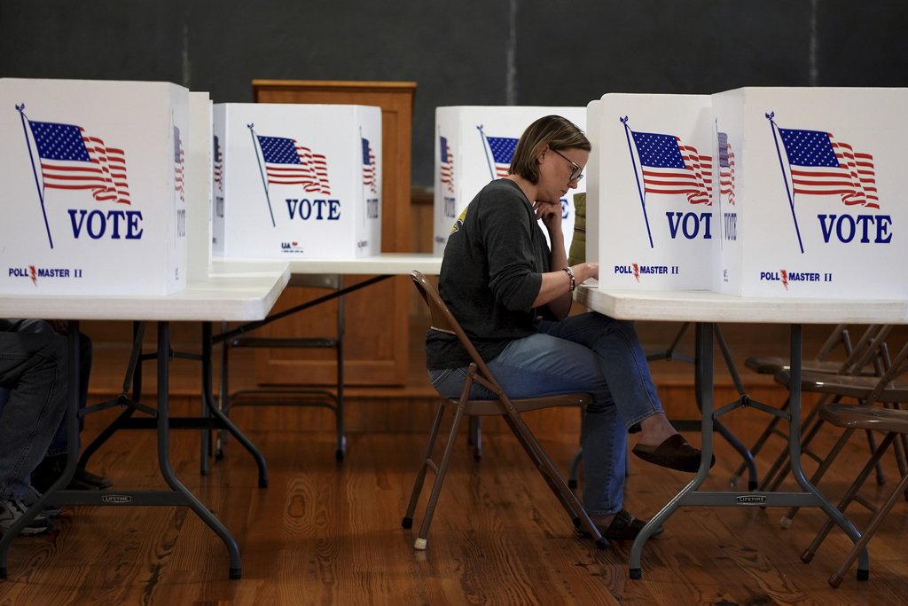 Kristin Scruggs vota en la escuela Buck Creek, de 146 años de antigüedad, el día de la elección, el martes 5 de noviembre de 2024, en la zona rural de Perry, Kansas. (AP Foto/Charlie Riedel)