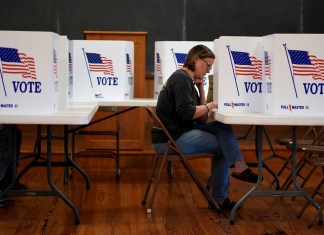 Kristin Scruggs vota en la escuela Buck Creek, de 146 años de antigüedad, el día de la elección, el martes 5 de noviembre de 2024, en la zona rural de Perry, Kansas. (AP Foto/Charlie Riedel)