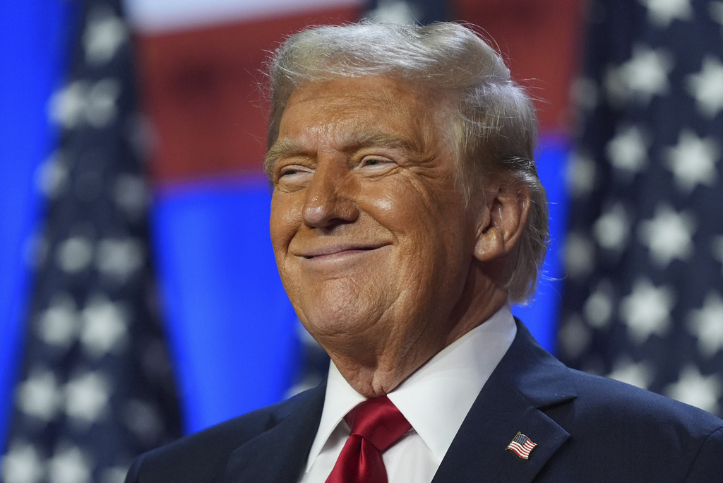  Donald Trump, sonríe durante una fiesta de su campaña en el Centro de Convenciones de Palm Beach, Florida, el 6 de noviembre de 2024, en West Palm Beach, Florida. Foto: La Hora/AP