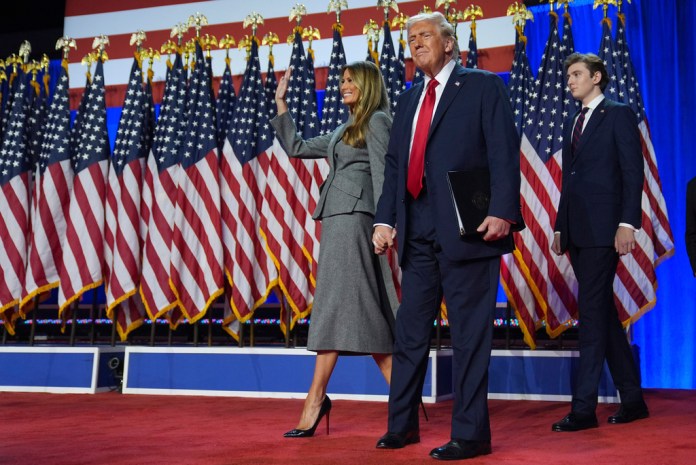 El candidato republicano a la presidencia de Estados Unidos, el expresidente Donald Trump, su esposa Melania Trump y el hijo de ambos, Barron Trump, llegan a una fiesta de su campaña en el Centro de Convenciones de Palm Beach, Florida, el 6 de noviembre de 2024, en West Palm Beach, Florida. (AP Foto/Evan Vucci)