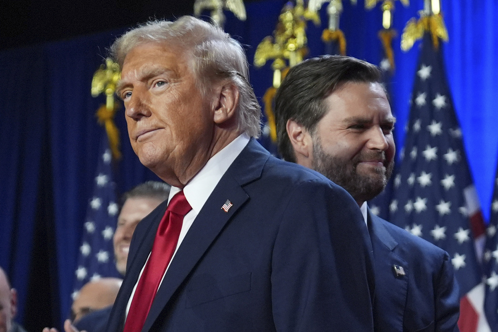 El candidato republicano a la presidencia de Estados Unidos, Donald Trump, y su compañero de fórmula, el senador de Ohio JD Vance, sobre el escenario durante una fiesta de su campaña en el Centro de Convenciones Palm Beach, el 6 de noviembre de 2024, en West Palm Beach, Florida. Foto: La Hora/ AP