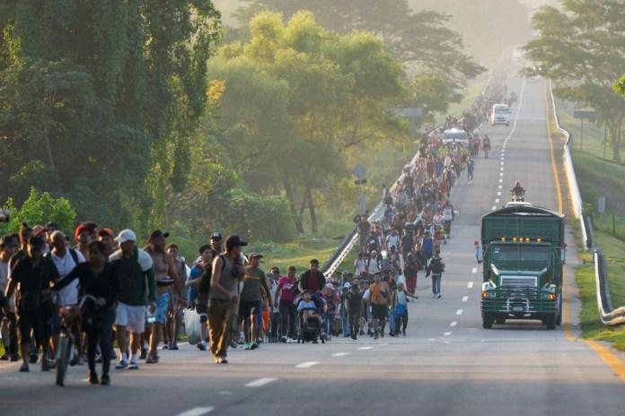 Migrantes caminan por una carretera en Huixtla, en el sur de México, en dirección a la frontera norte del país y, en última instancia, a Estados Unidos, el 7 de noviembre de 2024. (AP Foto/Moisés Castillo)