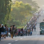 Migrantes caminan por una carretera en Huixtla, en el sur de México, en dirección a la frontera norte del país y, en última instancia, a Estados Unidos, el 7 de noviembre de 2024. (AP Foto/Moisés Castillo)