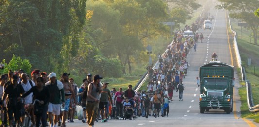 Migrantes caminan por una carretera en Huixtla, en el sur de México, en dirección a la frontera norte del país y, en última instancia, a Estados Unidos, el 7 de noviembre de 2024. (AP Foto/Moisés Castillo)