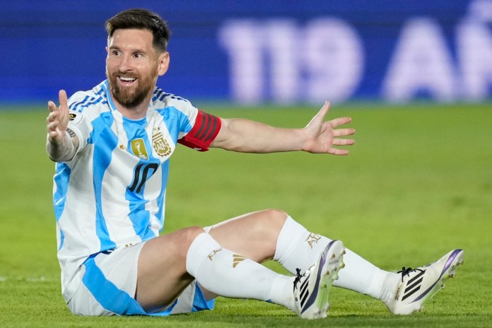 El argentino Lionel Messi reacciona durante un partido de clasificación para el Mundial de 2026 contra Paraguay en Asunción, Paraguay, el jueves 14 de noviembre de 2024. (Foto AP/Jorge Saenz)