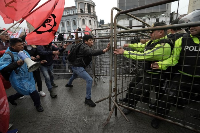 Manifestantes arremeten contra policía en Quito, Ecuador