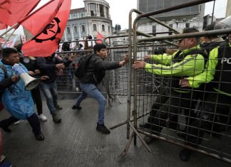 Manifestantes arremeten contra policía en Quito, Ecuador