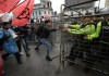 Manifestantes arremeten contra policía en Quito, Ecuador