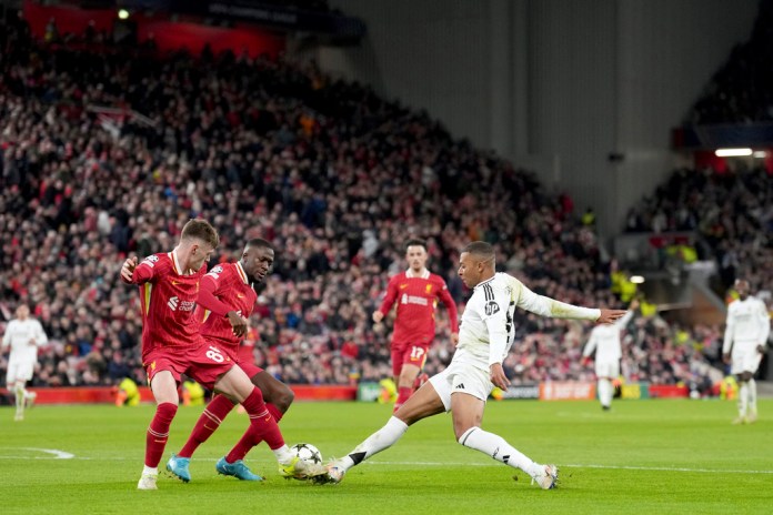 Kylian Mbappé del Real Madrid intenta driblar el balón ante Conor Bradley del Liverpool, a la izquierda, durante el partido de apertura de la Liga de Campeones entre Liverpool y Real Madrid en el estadio Anfield, Liverpool, Inglaterra, el miércoles 27 de noviembre de 2024. Foto: La Hora/AP