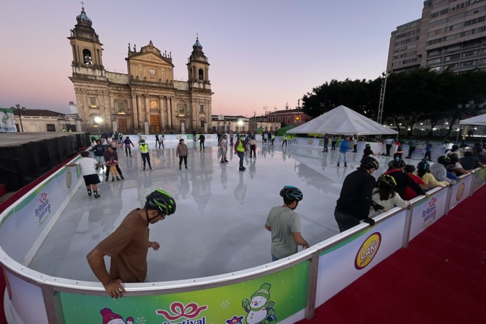 Guatemaltecos disfrutan de la pista de hielo en el Festival Navideño 2024. Foto: La Hora: Jose Orozco