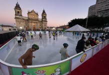 Guatemaltecos disfrutan de la pista de hielo en el Festival Navideño 2024. Foto: La Hora: Jose Orozco