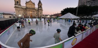 Guatemaltecos disfrutan de la pista de hielo en el Festival Navideño 2024. Foto: La Hora: Jose Orozco