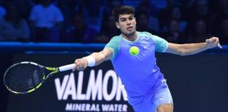 Carlos Alcaraz de España en acción durante su partido Round Robin contra Casper Ruud de Noruega en las finales Nitto ATP en Turín, Italia, 11 de noviembre de 2024. (Tenis, Italia, Noruega, España ) EFE/EPA/ALEXANDRO DI MARCO