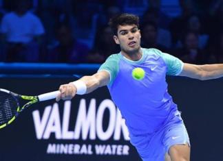 Carlos Alcaraz de España en acción durante su partido Round Robin contra Casper Ruud de Noruega en las finales Nitto ATP en Turín, Italia, 11 de noviembre de 2024. (Tenis, Italia, Noruega, España ) EFE/EPA/ALEXANDRO DI MARCO