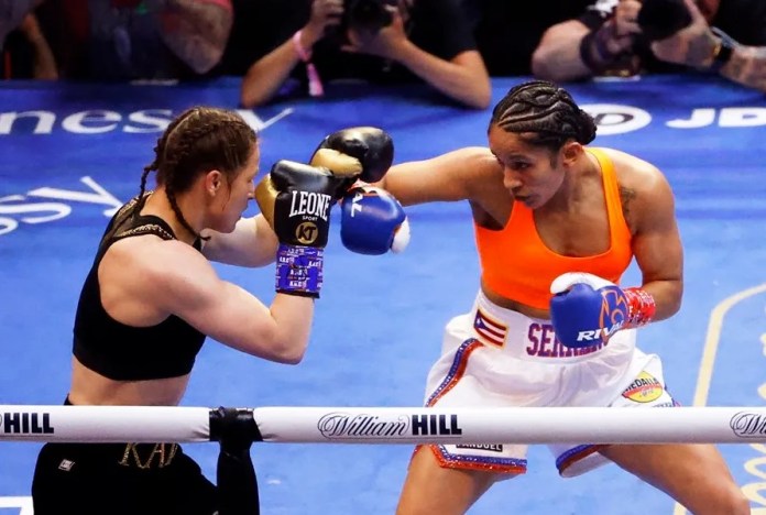 Imagen de archivo de la puertorriqueña Amanda Serrano (d) y la irlandesa Katie Taylor (i). EFE/EPA/JASON SZENES