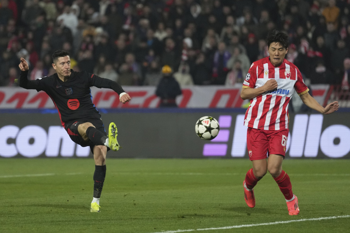 Robert Lewandowski del Barcelona remata al arco de Seol Young-woo del Estrella Roja durante el partido de apertura de la Liga de Campeones entre el Estrella Roja y el Barcelona en el estadio Rajko Mitic en Belgrado, Serbia, el miércoles 6 de noviembre de 2024. Foto: La Hora/AP