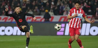 Robert Lewandowski del Barcelona remata al arco de Seol Young-woo del Estrella Roja durante el partido de apertura de la Liga de Campeones entre el Estrella Roja y el Barcelona en el estadio Rajko Mitic en Belgrado, Serbia, el miércoles 6 de noviembre de 2024. Foto: La Hora/AP