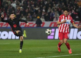 Robert Lewandowski del Barcelona remata al arco de Seol Young-woo del Estrella Roja durante el partido de apertura de la Liga de Campeones entre el Estrella Roja y el Barcelona en el estadio Rajko Mitic en Belgrado, Serbia, el miércoles 6 de noviembre de 2024. Foto: La Hora/AP