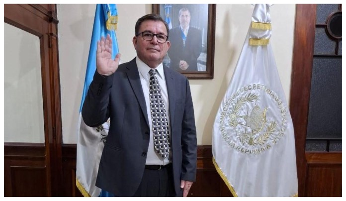 Juramentaron a Edwin Cardona como Viceministro de Infraestructura del CIV. Foto La Hora: Presidencia