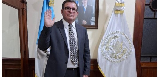 Juramentaron a Edwin Cardona como Viceministro de Infraestructura del CIV. Foto La Hora: Presidencia