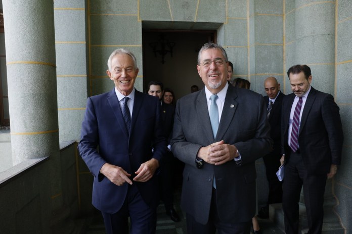 Bernardo Arévalo sostuvo un encuentro con Anthony Blair, ex primer ministro del Reino Unido