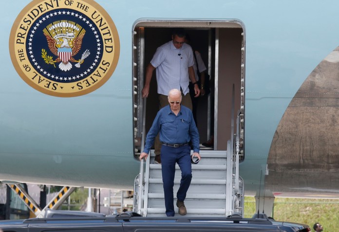 El presidente estadounidense Joe Biden llega al Aeropuerto Internacional Manaos-Eduardo Gomes en Manaos, Brasil, el 17 de noviembre del 2024. Foto: La Hora/AP