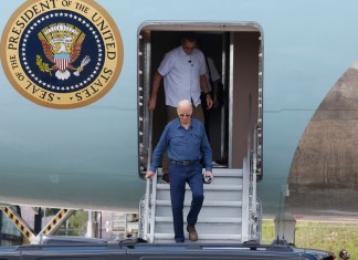 El presidente estadounidense Joe Biden llega al Aeropuerto Internacional Manaos-Eduardo Gomes en Manaos, Brasil, el 17 de noviembre del 2024. Foto: La Hora/AP