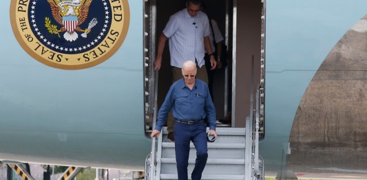 El presidente estadounidense Joe Biden llega al Aeropuerto Internacional Manaos-Eduardo Gomes en Manaos, Brasil, el 17 de noviembre del 2024. Foto: La Hora/AP