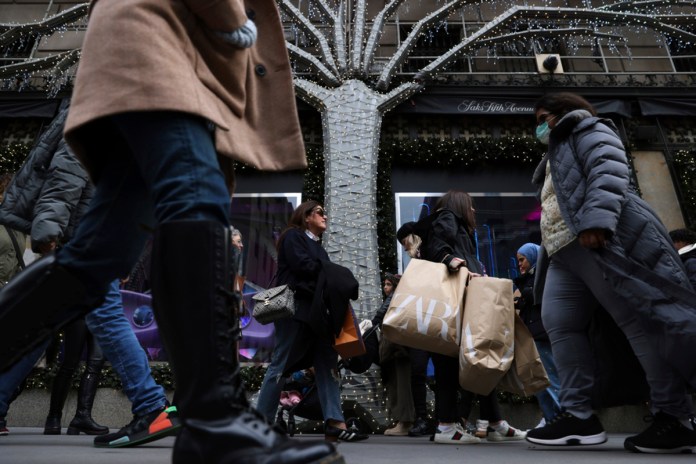 Personas caminan por la Quinta Avenida durante el Black Friday, el 25 de noviembre de 2022, en Nueva York. Foto La Hora: AP