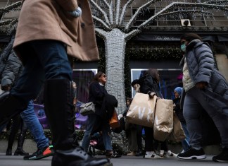 Personas caminan por la Quinta Avenida durante el Black Friday, el 25 de noviembre de 2022, en Nueva York. Foto La Hora: AP