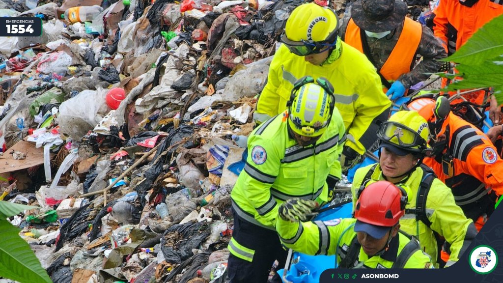 Personal de los Bomberos departamentales retirar el cuerpo de las menor Foto: ASONBOMD