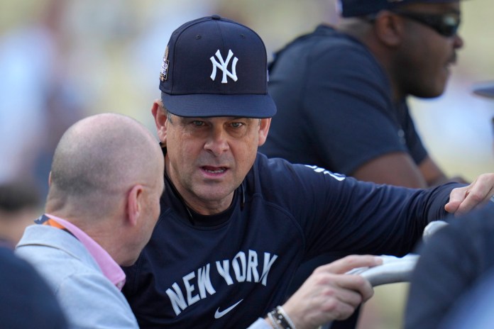 Aaron Boone (derecha), manager de los Yankees de Nueva York, habla con el gerente general Brian Cashman Foto: La Hora/AP