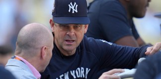 Aaron Boone (derecha), manager de los Yankees de Nueva York, habla con el gerente general Brian Cashman Foto: La Hora/AP