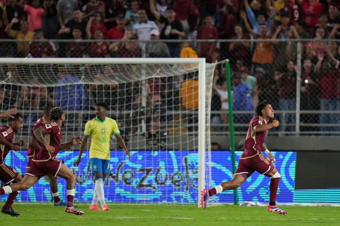 Telasco Segovia, de la selección de Venezuela, festeja luego de anotar ante Brasil en un partido de la eliminatoria mundialista, el jueves 14 de noviembre de 2024 Foto: La Hora/AP