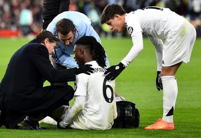 Eduardo Camavinga recibe tratamiento tras lesionarse durante el partido ante el Liverpool. Foto La Hora: EFE